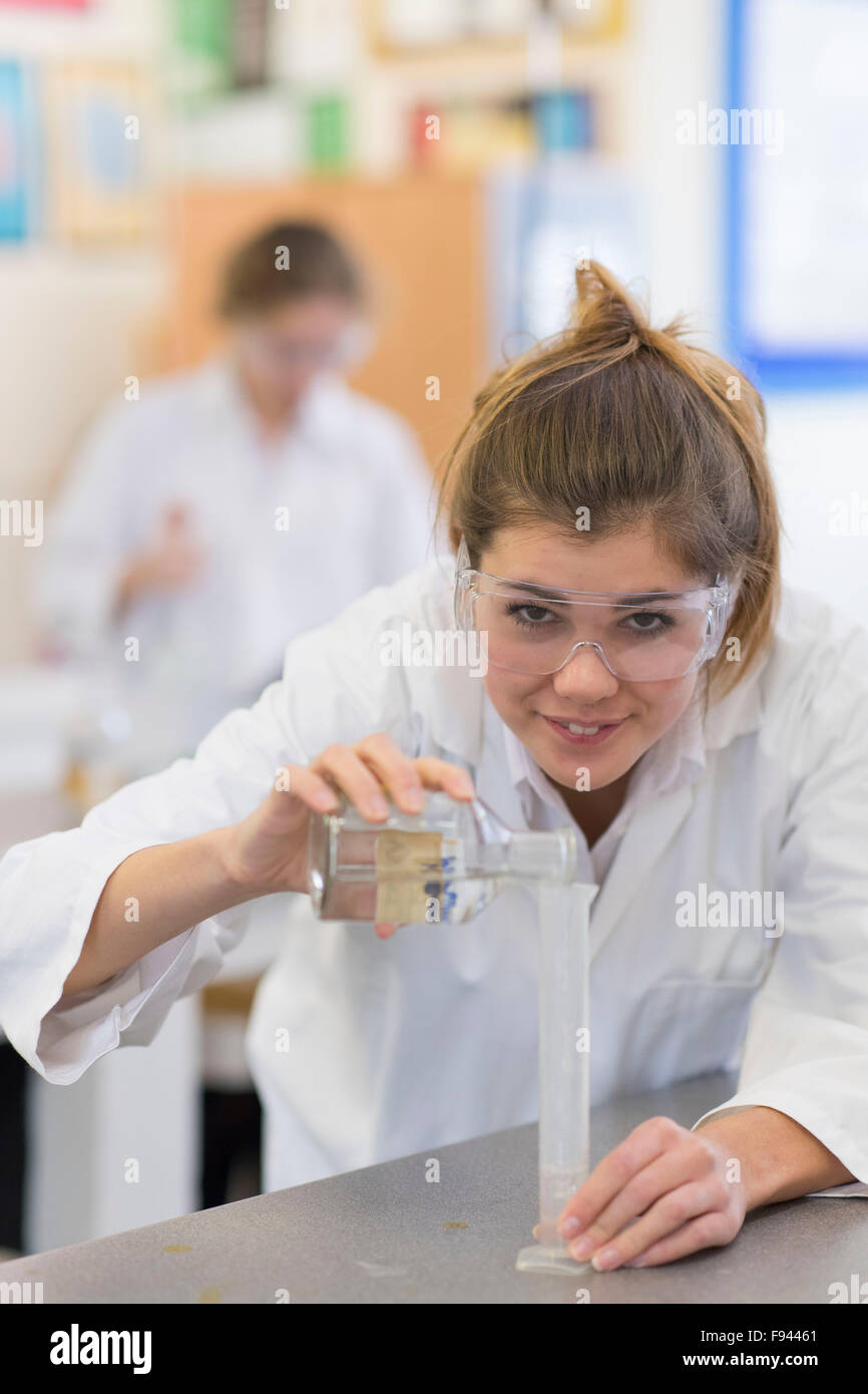 Biología Química un nivel gcse estudiante haciendo trabajos prácticos en el laboratorio. Foto de stock