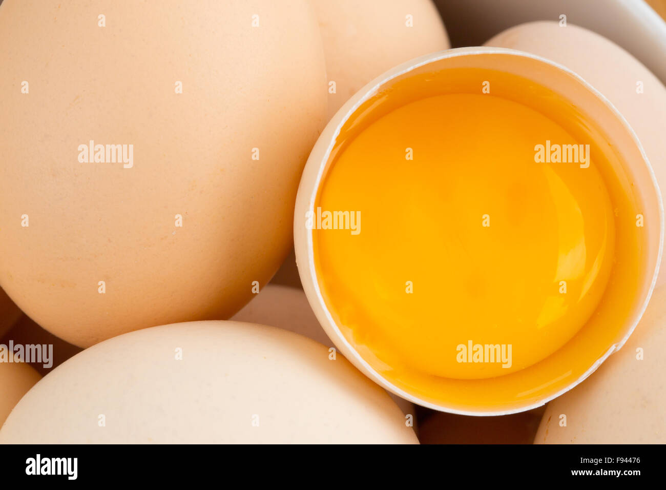 Los huevos en un recipiente con un blanco abierto closeup Foto de stock