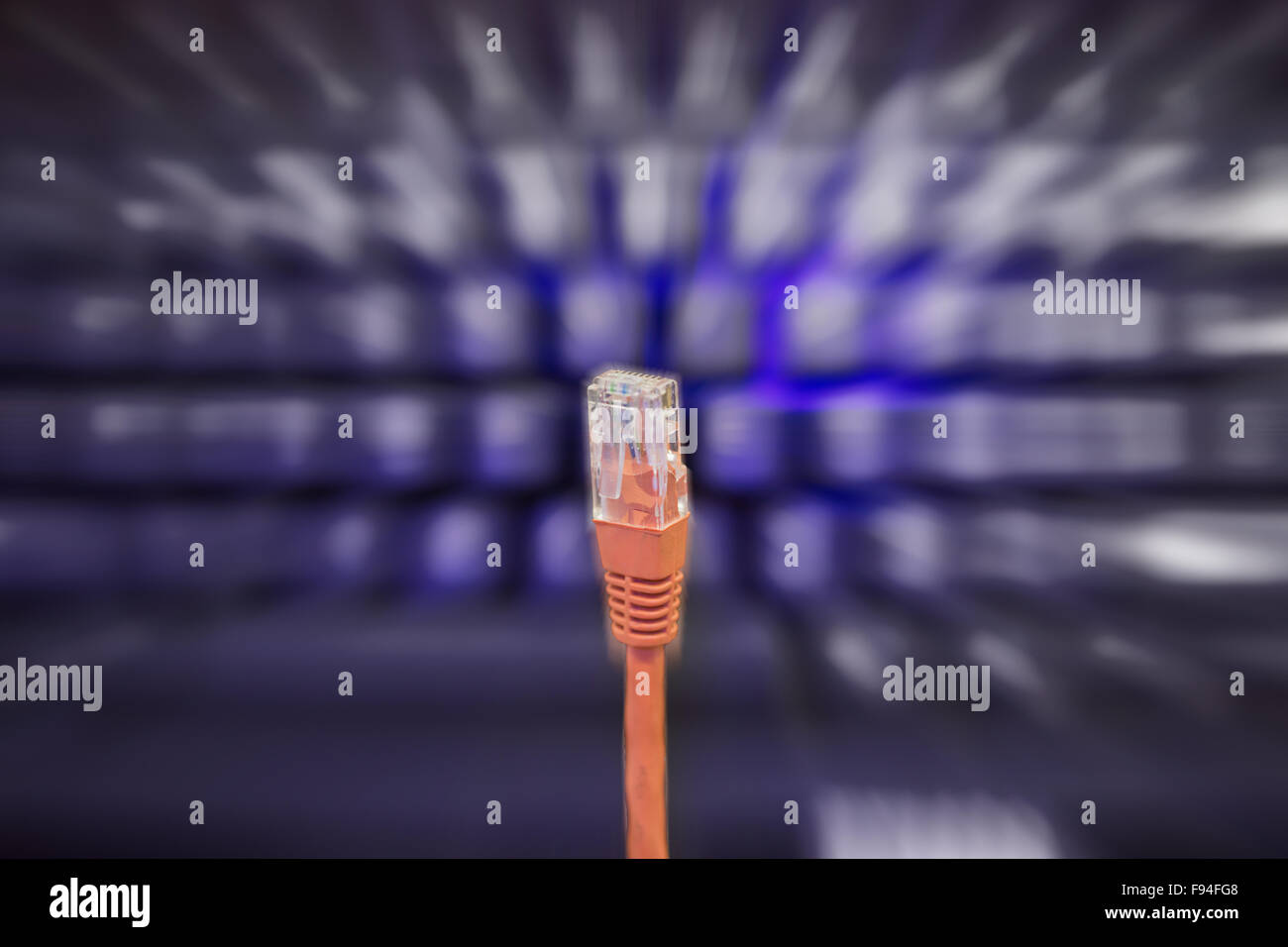 Internet por cable delante del teclado borroso Foto de stock