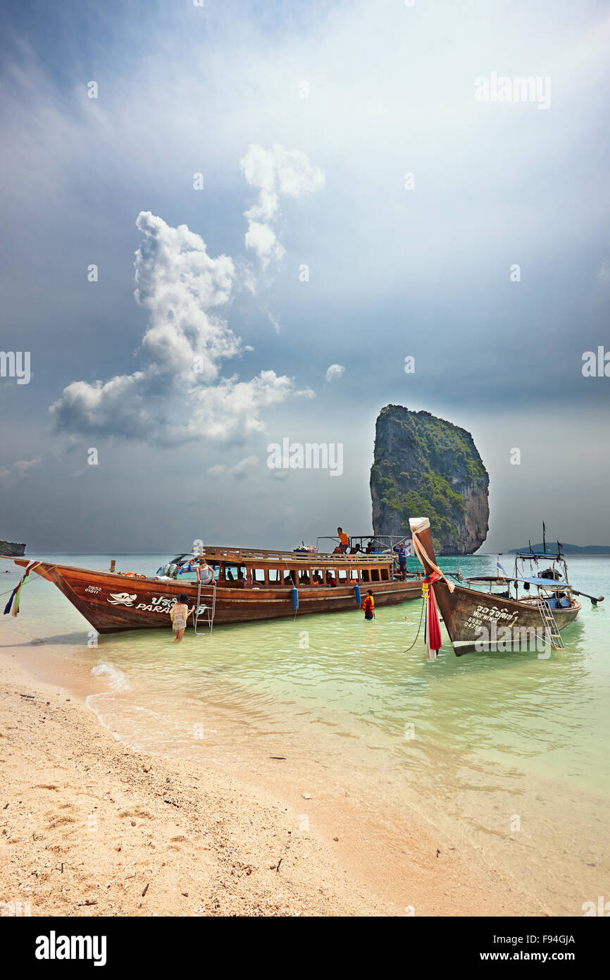 Barcos tradicionales de cola larga amarrados en la playa de la isla de Poda (Koh Poda). Provincia de Krabi, Tailandia. Foto de stock