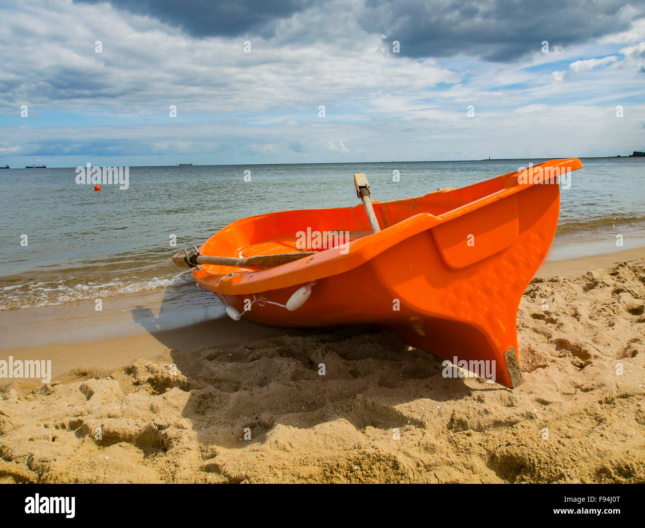 Bote Salvavidas naranja' en la costa del Mar Báltico. Foto de stock