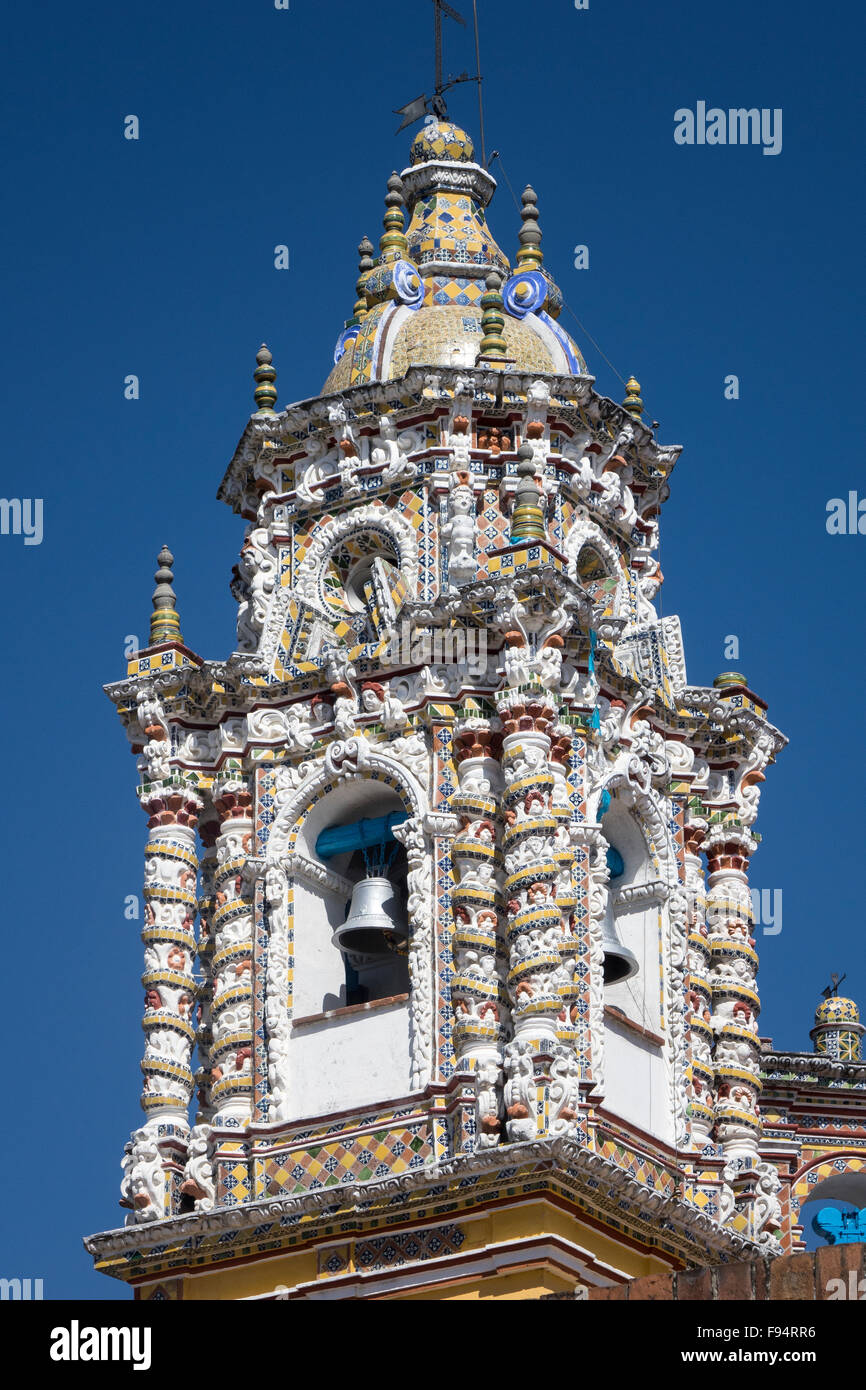 México, Puebla, Cholula, la torre de la iglesia de San Francisco Acatepec Foto de stock