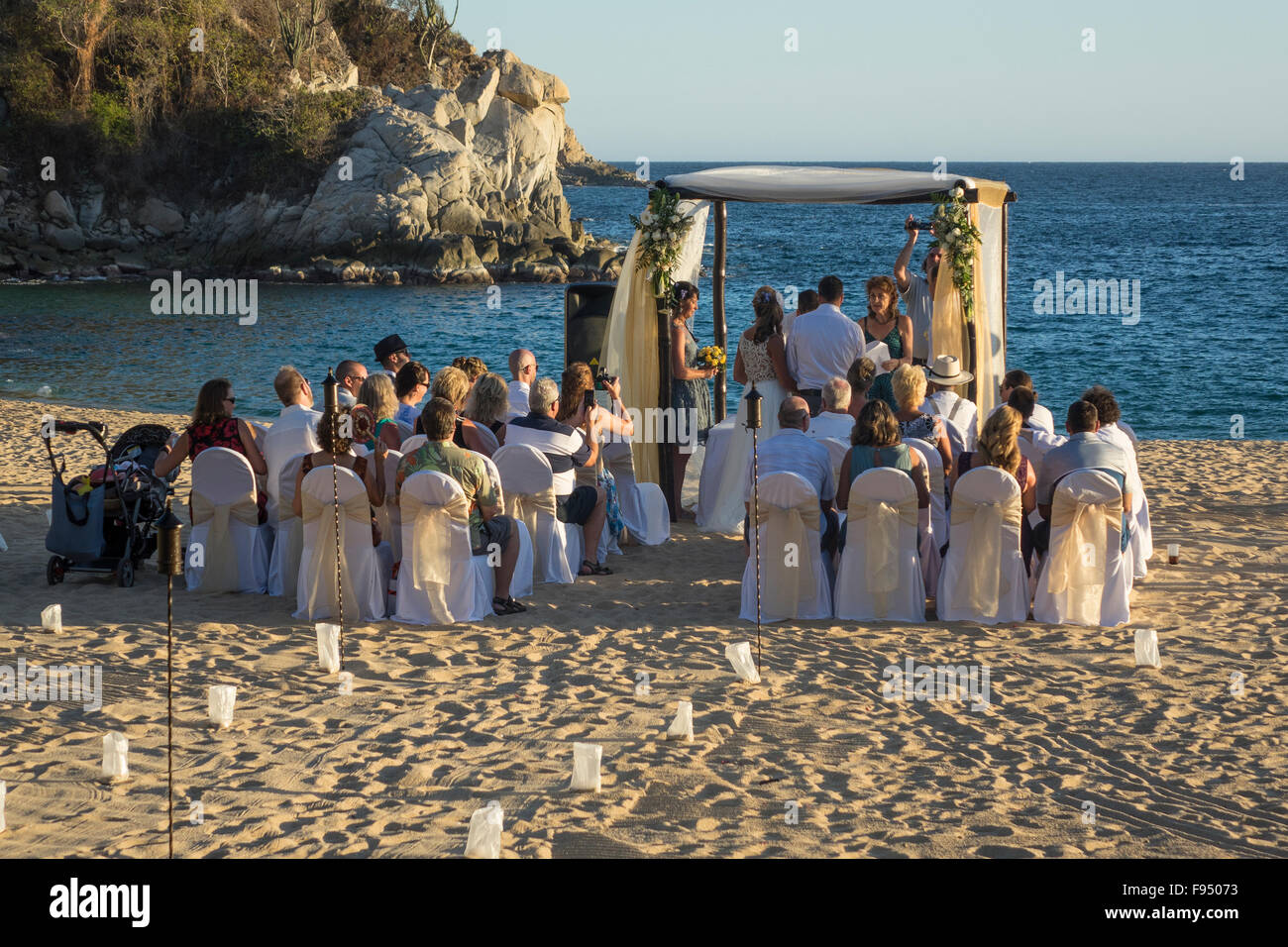 México. Tangolunda, Huatulco, Oaxaca, boda en la playa Foto de stock
