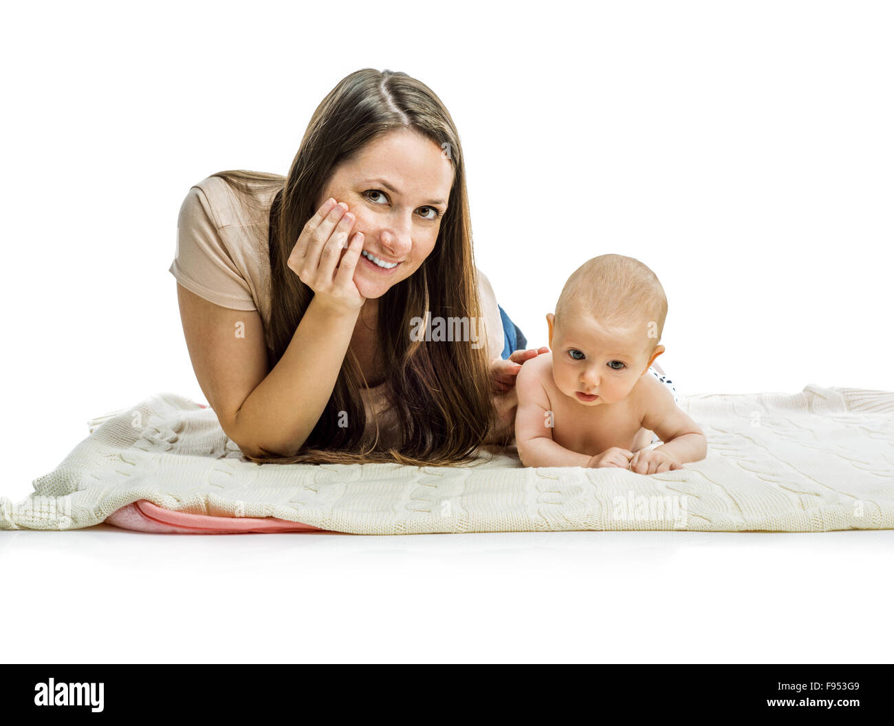 Madre sonriente con su bebé acostado sobre un piso aislado sobre fondo blanco. Foto de stock