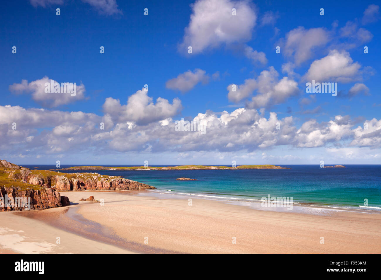 Una hermosa playa remota a lo largo de la costa norte de Escocia. Foto de stock