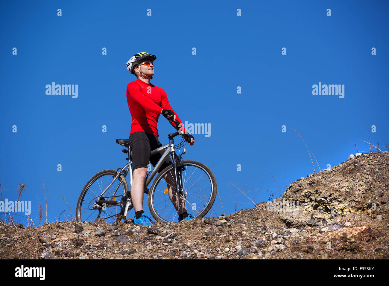 Adulto Hombre Caucásico Bicicleta De Montaña Montar En Bicicleta En La Cima  De La Colina Rodeado De Hermosa Naturaleza Y Una Vista Increíble Foto de  stock y más banco de imágenes de