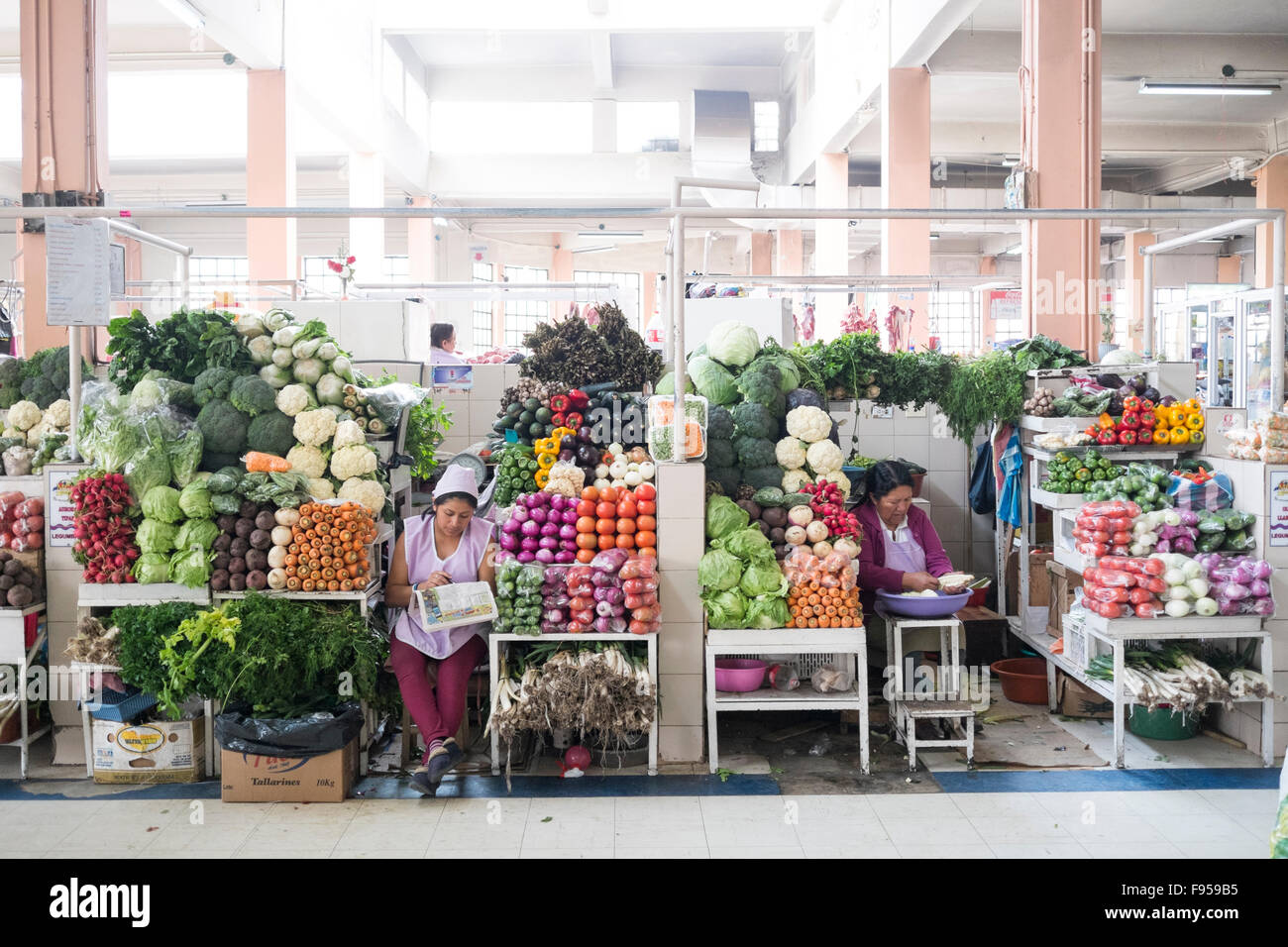 Quito, Ecuador. El Mercado Central de Quito. Las mujeres vendiendo