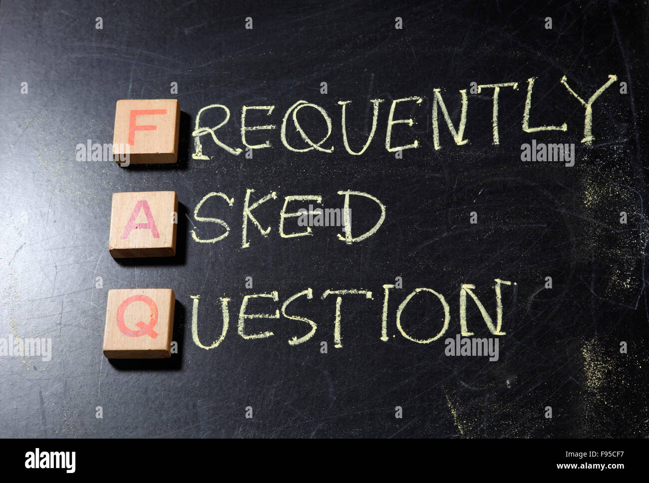 Escritura a mano Preguntas Más Frecuentes (FAQ) acrónimo, concepto de negocio de Blackboard Foto de stock