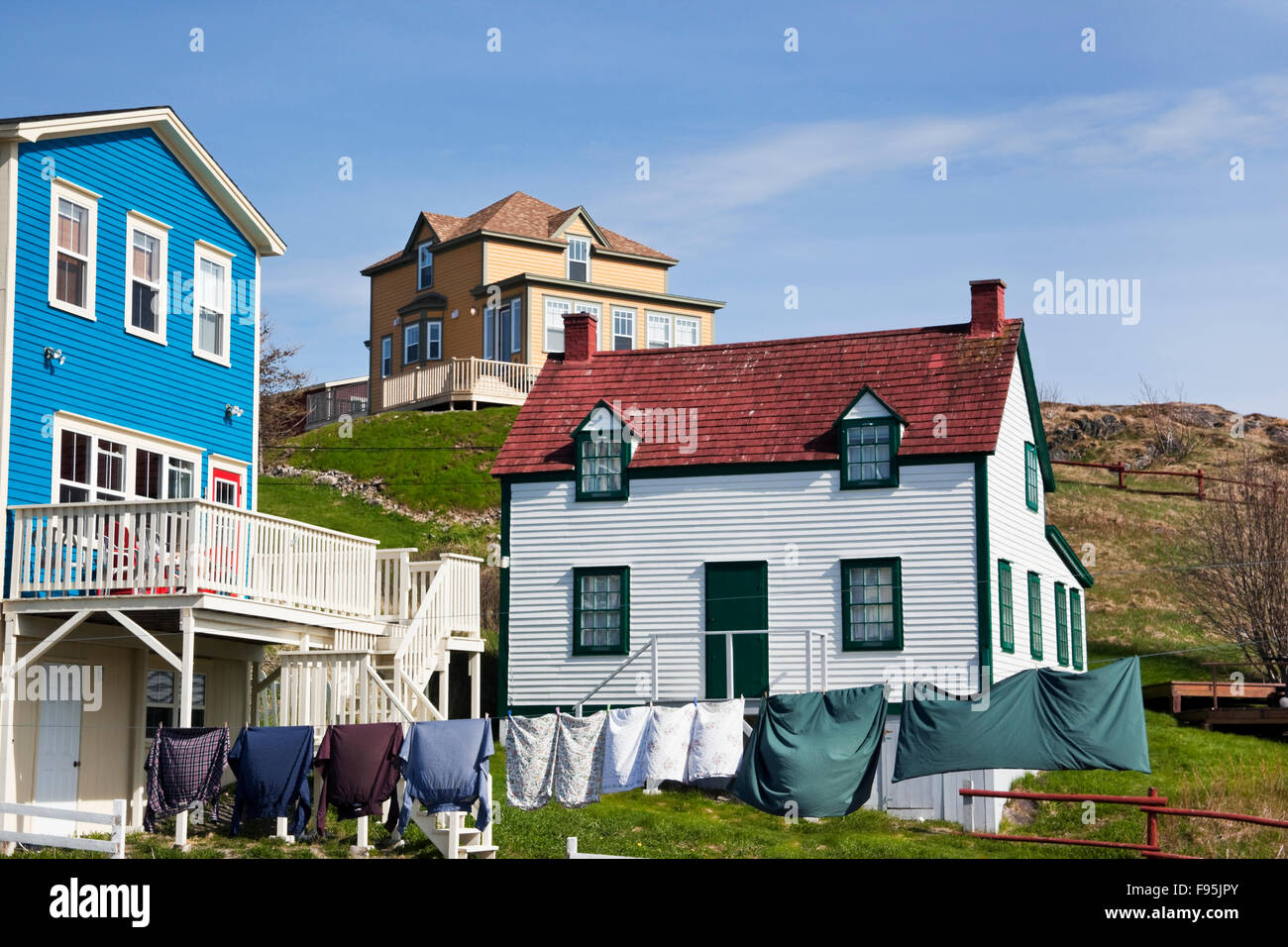 Coloraciones variadas de casas en Trinidad, Terranova. Muchos de ellos tienen una línea de ropa que sus ocupantes durante un preferido Foto de stock