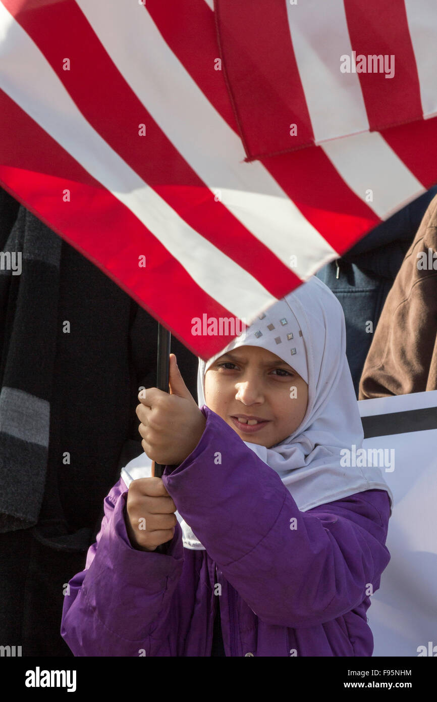 Hamtramck, Michigan - Musulmanes rally en Hamtramck Ayuntamiento condenar a ISIS y el terrorismo. Foto de stock