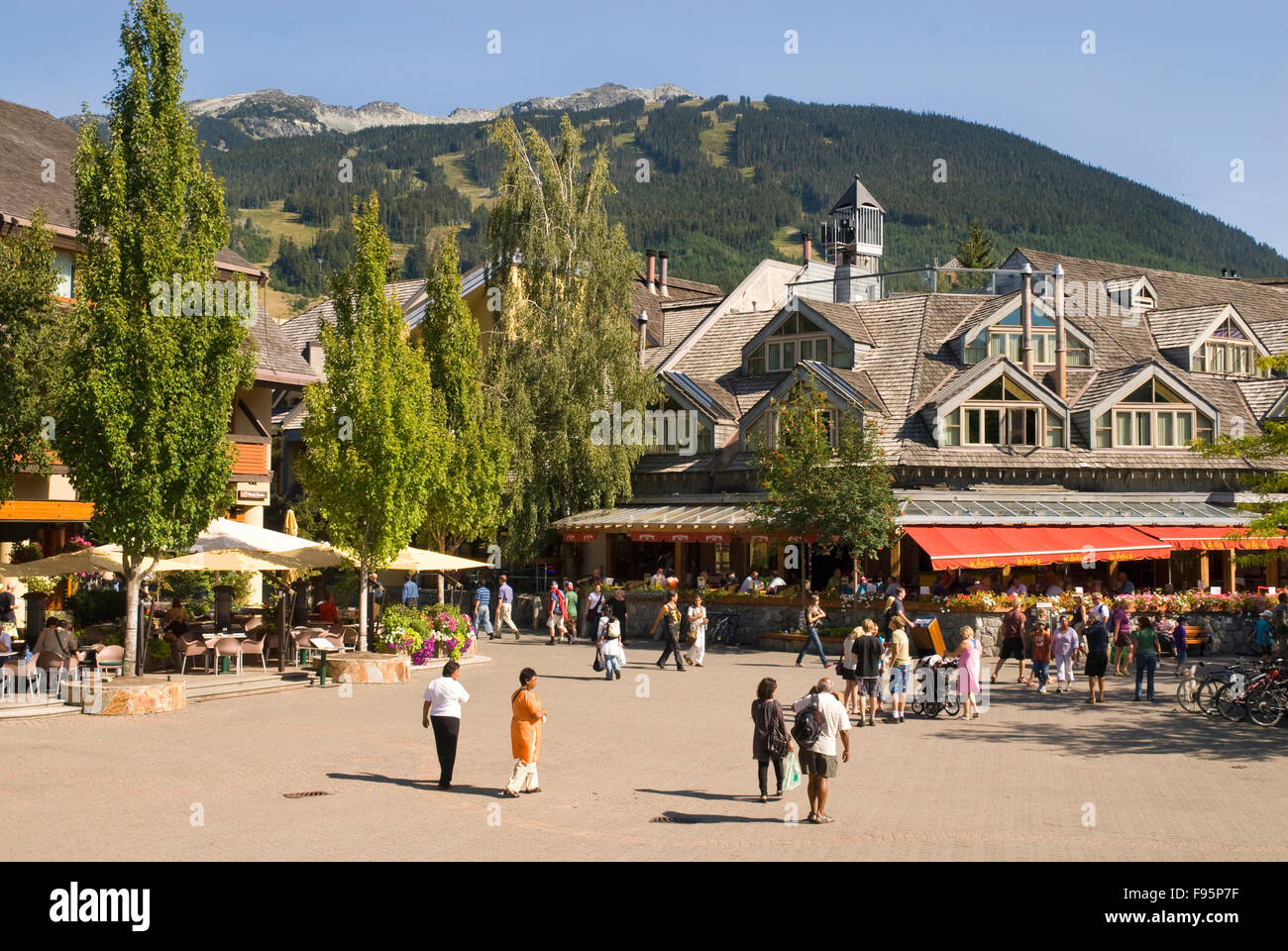 Los visitantes y residentes de la aldea pedestrianonly errante pasee en Whistler, BC durante el verano Foto de stock