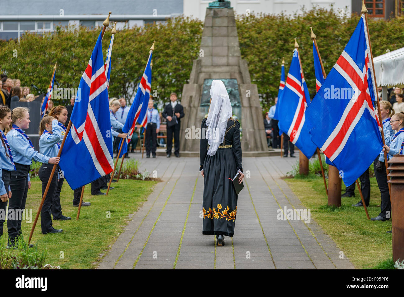Mujer vestida con traje tradicional islandesa (Thjodbuningurinn), Día de la independencia, Reykjavik, Iceland, 2015 Foto de stock