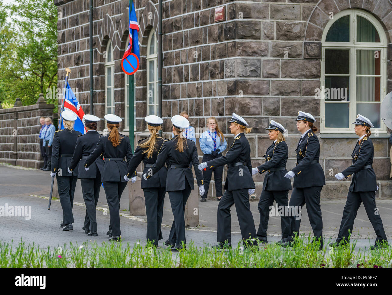 Policías mujeres desfilan durante las celebraciones del día de la independencia de Islandia, Junio 17th, Reykjavik, Iceland-2015 Foto de stock
