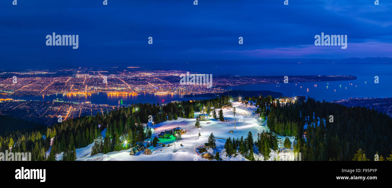 Vista de Vancouver desde Grouse Mountain. Foto de stock