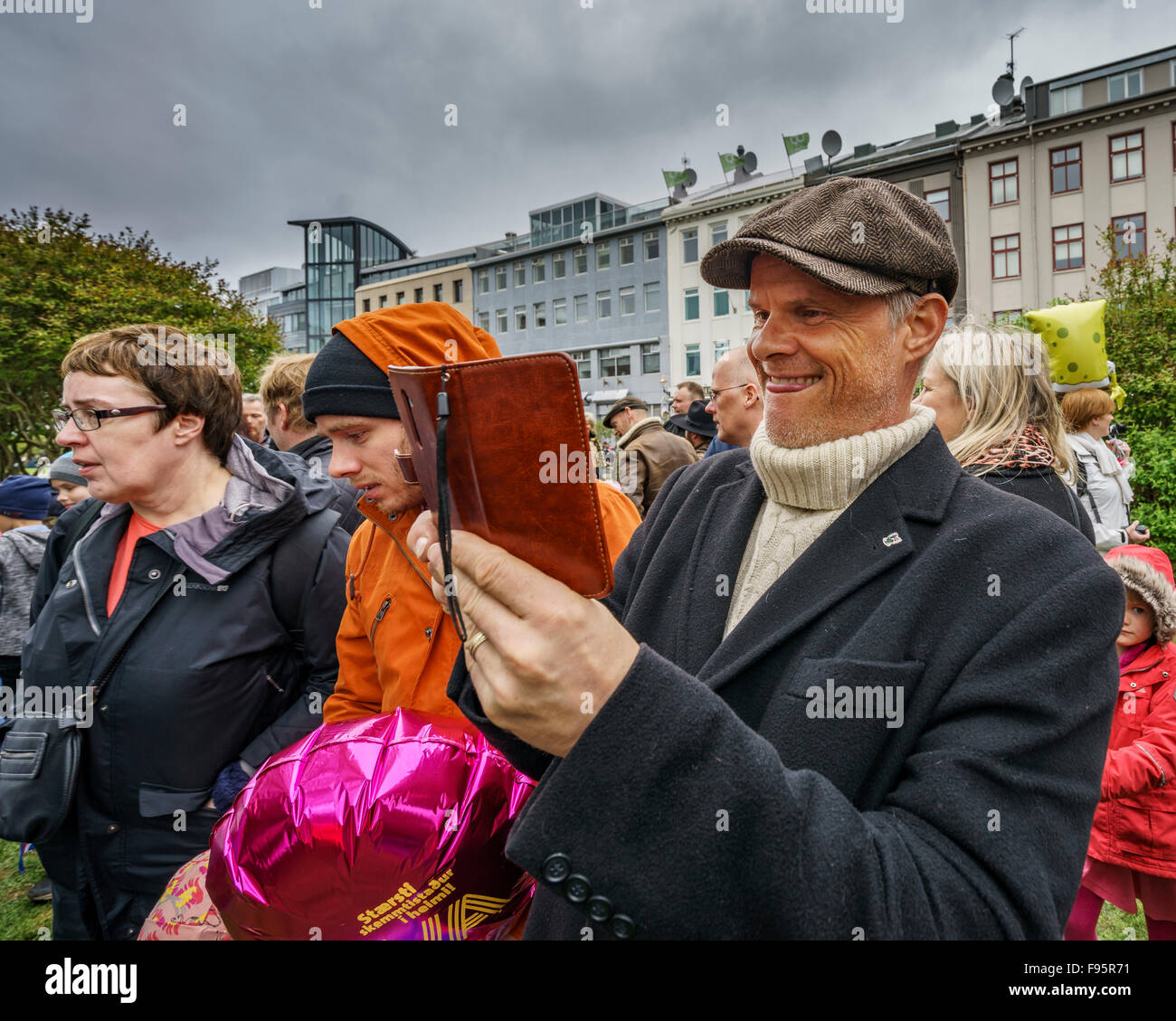 El hombre tomando fotos de gente dando discursos durante el día de la independencia de Islandia, 17 de junio de 2015, Reykjavik, Iceland Foto de stock