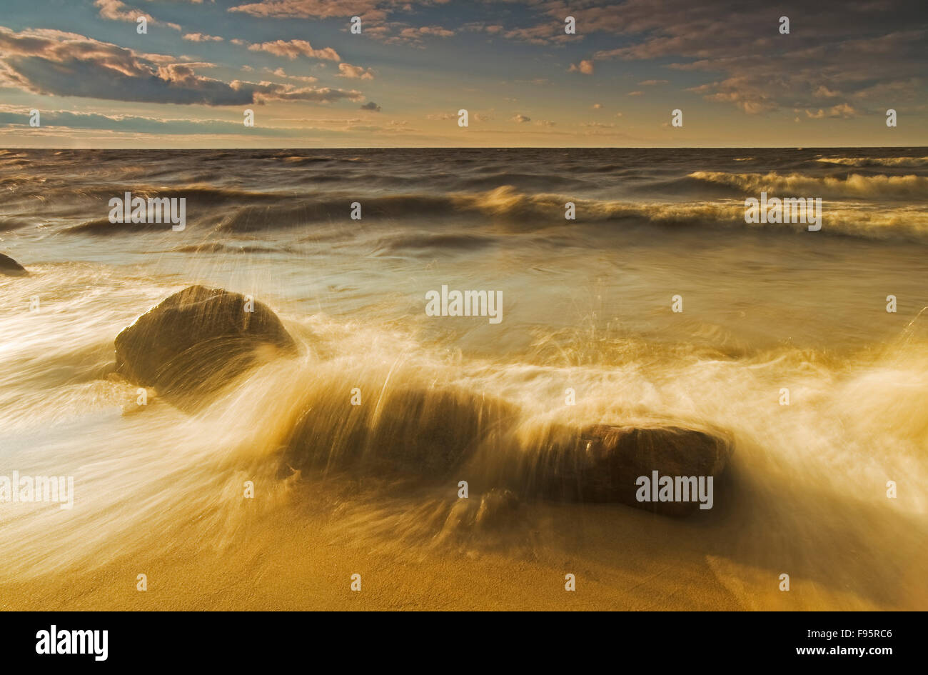 Surf durante una noche ventosa, ladera Playa, Lago Winnipeg, Manitoba, Canadá Foto de stock