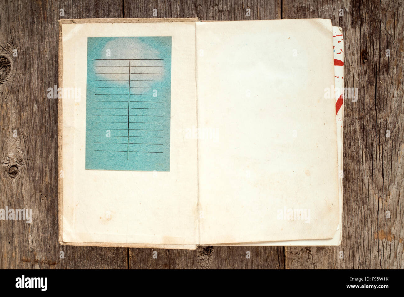 Dos primeras páginas de un libro de la biblioteca vintage tarjeta con fecha de vencimiento. Foto de stock