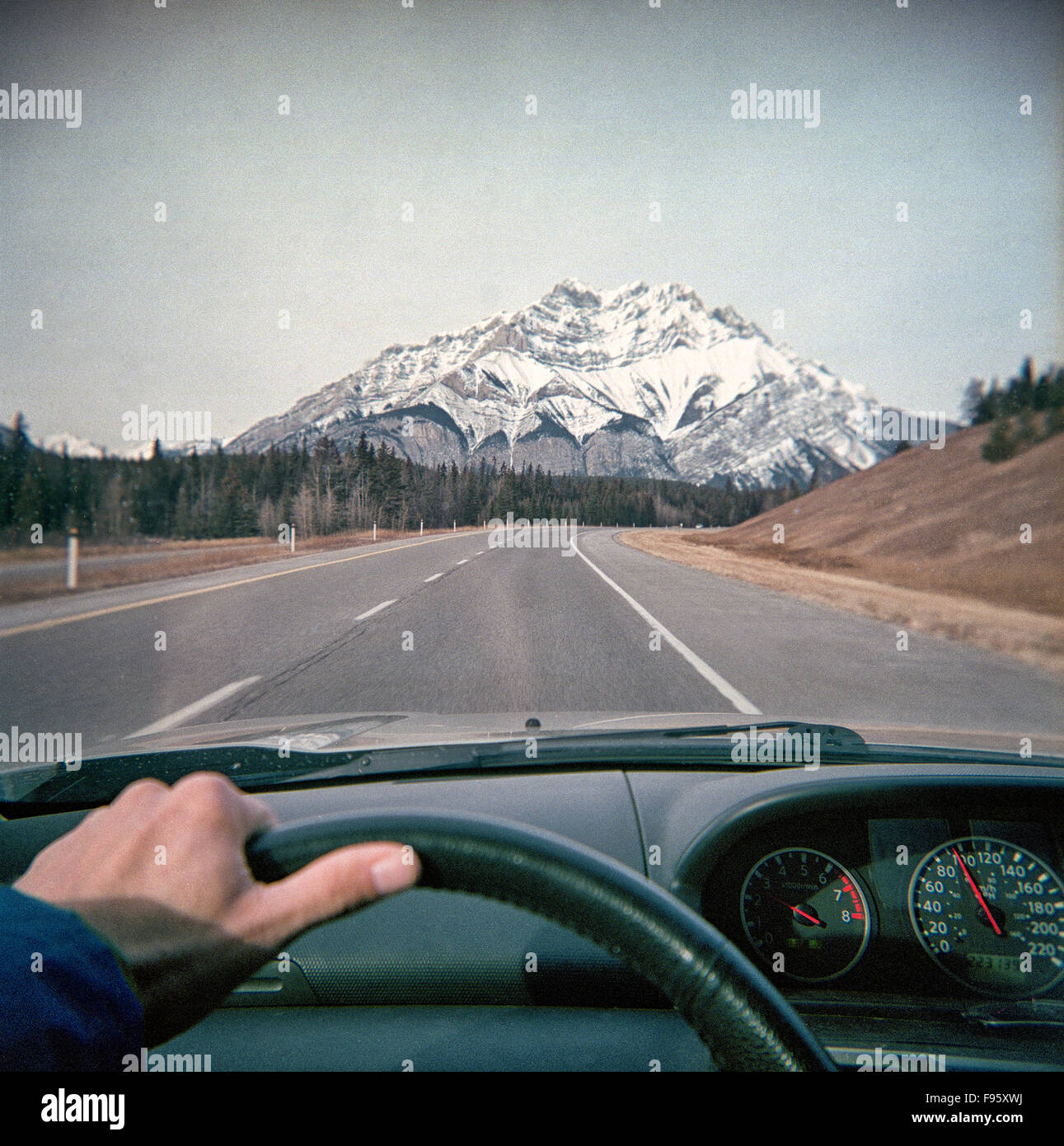 Trans Canada Highway (Highway 1) en Cascade Mountain en el Parque Nacional Banff, Alberta, Canadá Foto de stock