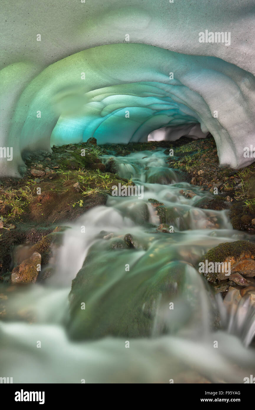 La cueva de hielo, región Landmannalaugar, Islandia Foto de stock