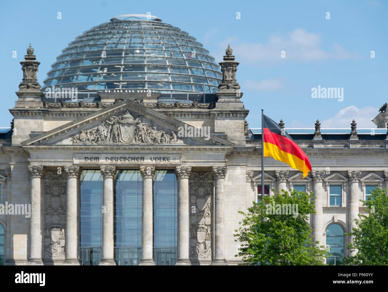 Bandera Alemana y el edificio del Reichstag, un edificio histórico en Berlín, Alemania Foto de stock