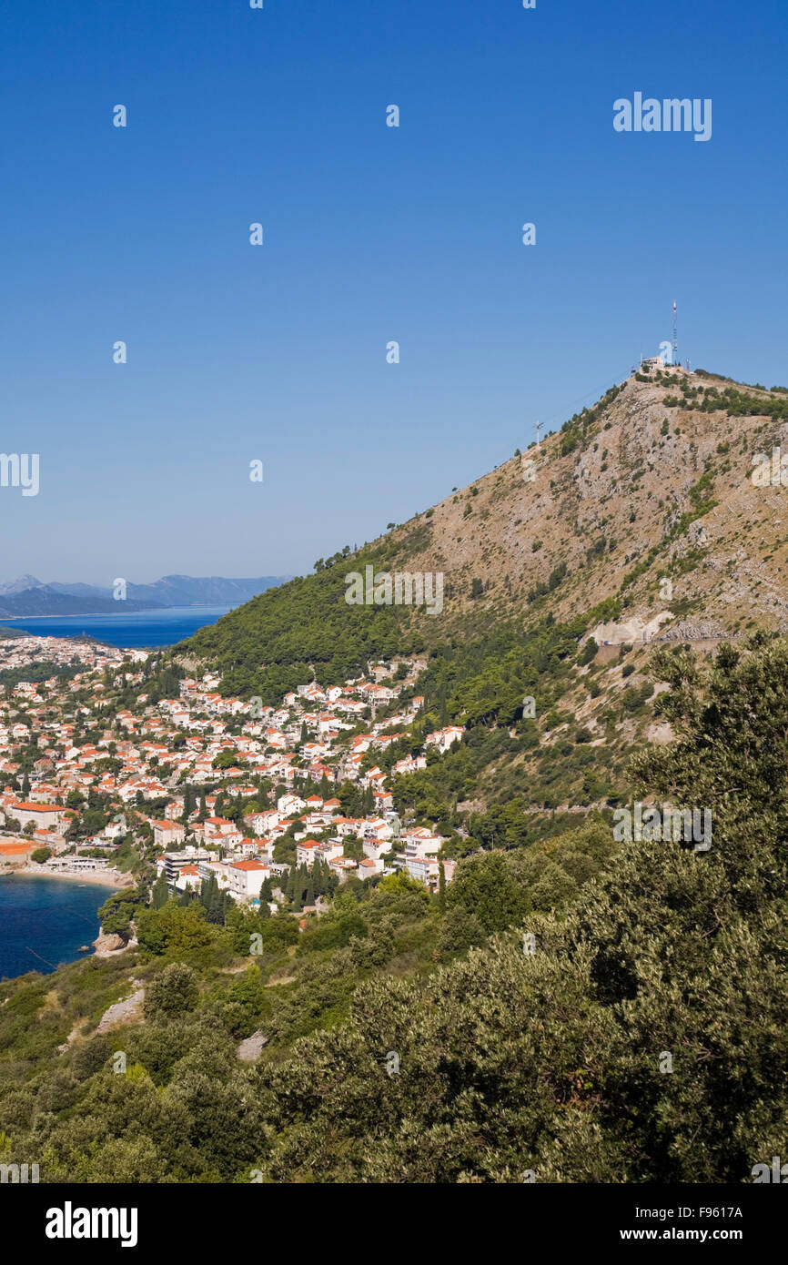 Vista general de Dubrovnik y monte Srd con vistas al mar Adriático, Croacia, Europa oriental Foto de stock