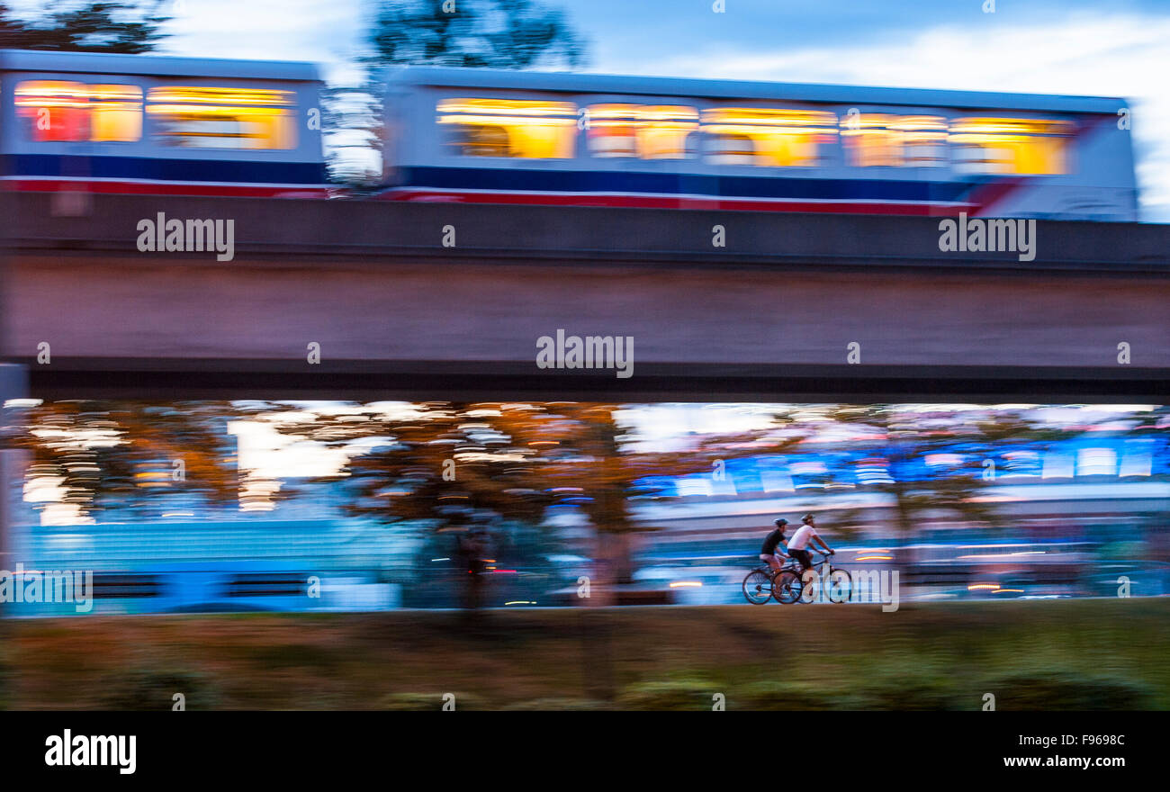 Los ciclistas y Skytrain, Vancouver, British Columbia, Canadá Foto de stock