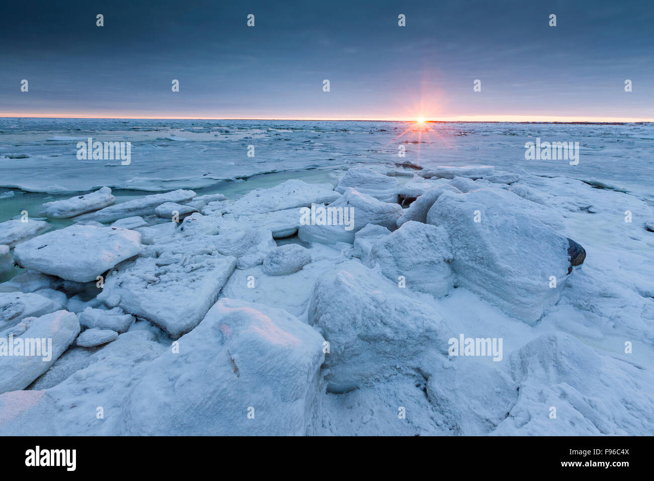 Témpanos de hielo en la costa de la Bahía de Hudson en el sello (al norte del estuario del río Churchill) en Manitoba, Canadá Foto de stock