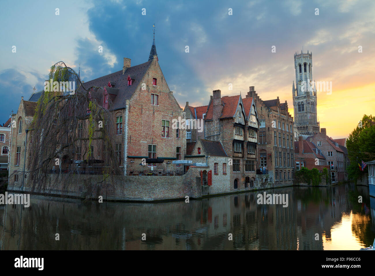 Los edificios a lo largo de un canal, en el centro histórico de Brujas, Bélgica Foto de stock