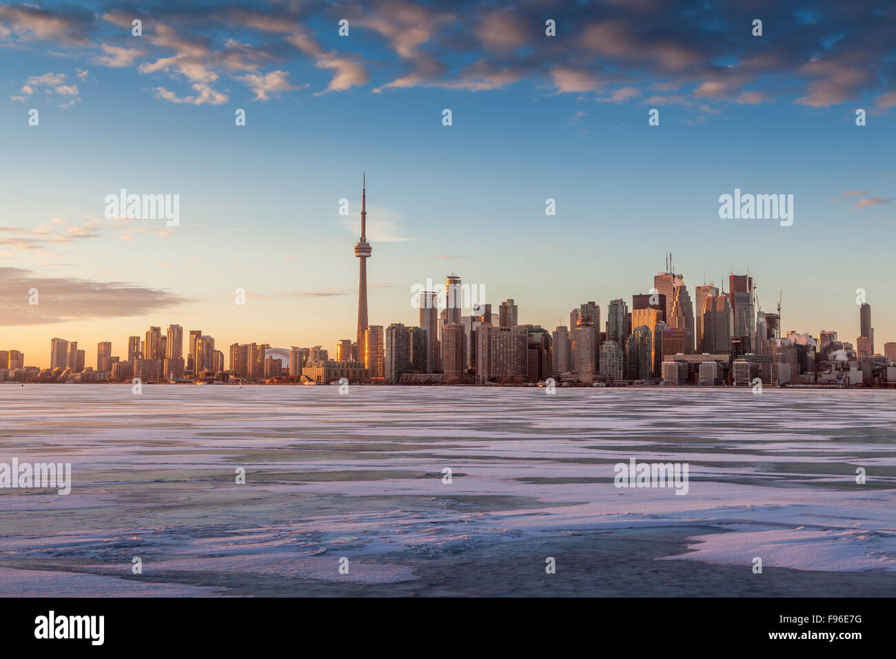 Hielo en el puerto interior, visto desde la Isla al anochecer de Toronto, Toronto, Ontario, Canadá Foto de stock