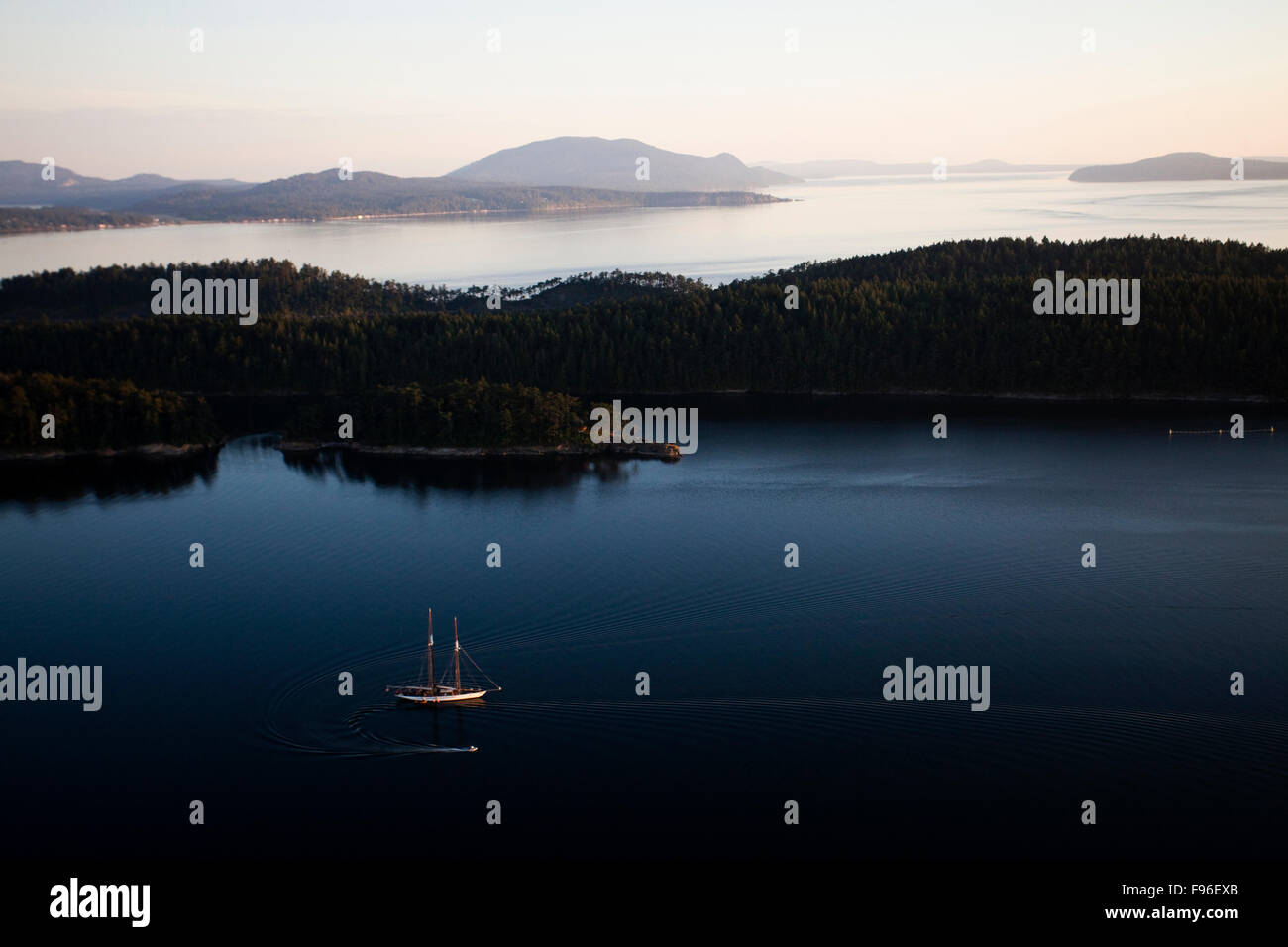 Vistas aéreas de las numerosas islas frente a la costa del estado de Washington al anochecer. Foto de stock