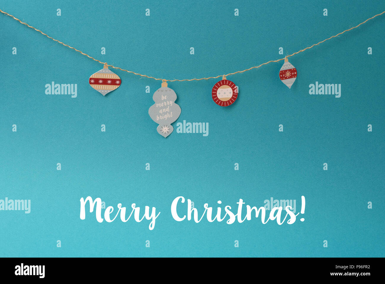 Merry Christmas background. Vintage hechos a mano de papel decoración de navidad ornamento etiquetas colgadas en cadena. Foto de stock