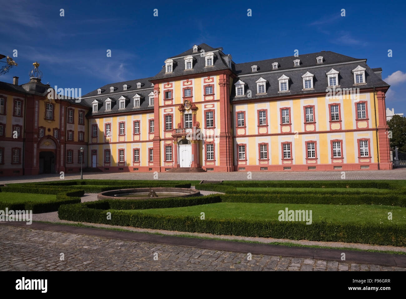 Bruchsal palace (arquitectura barroca) y parterre, Bruchsal, Alemania Foto de stock