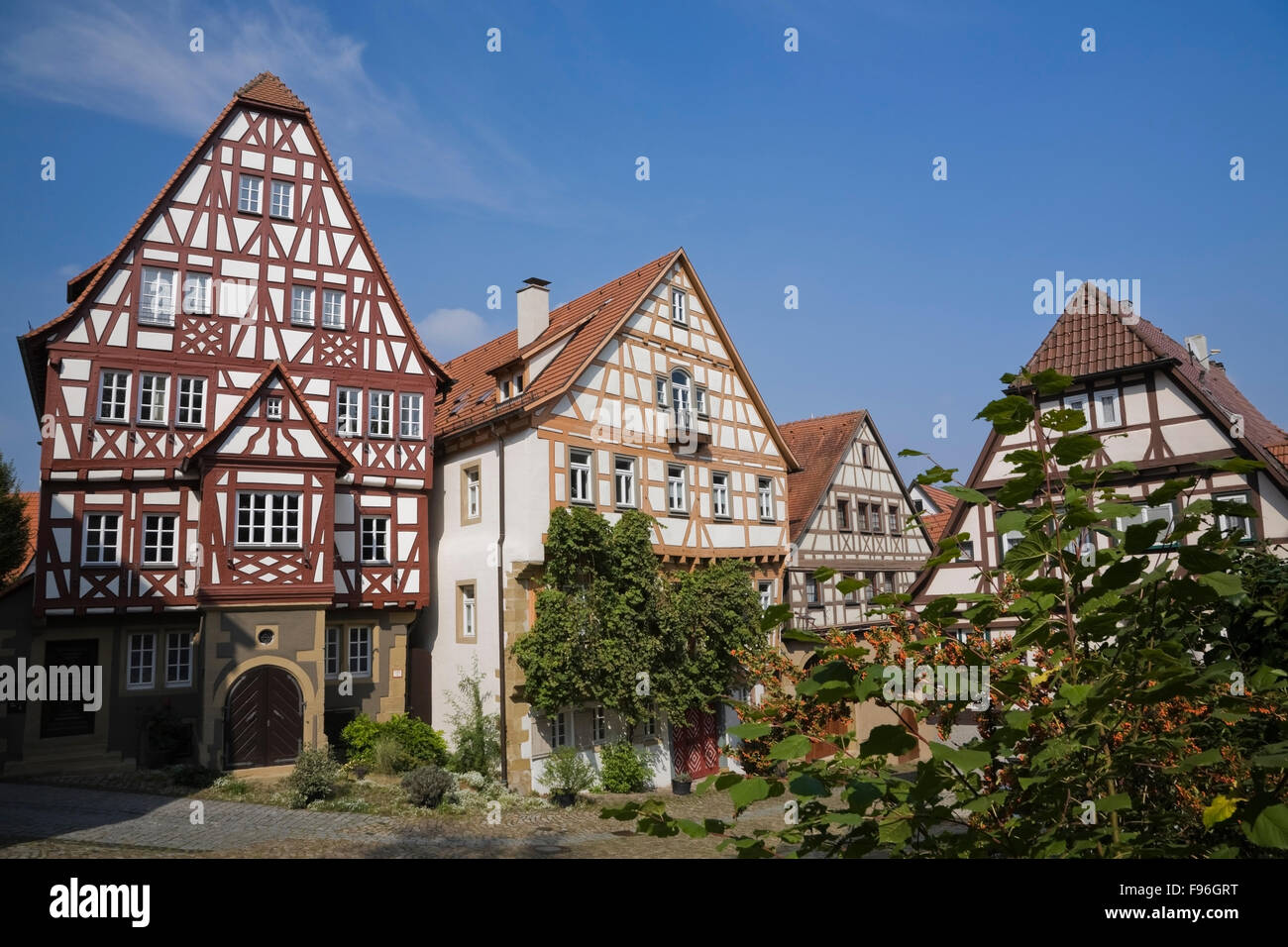Halftimbered casas y edificios de apartamentos en la ciudad de Bad Wimpfen, Alemania Foto de stock
