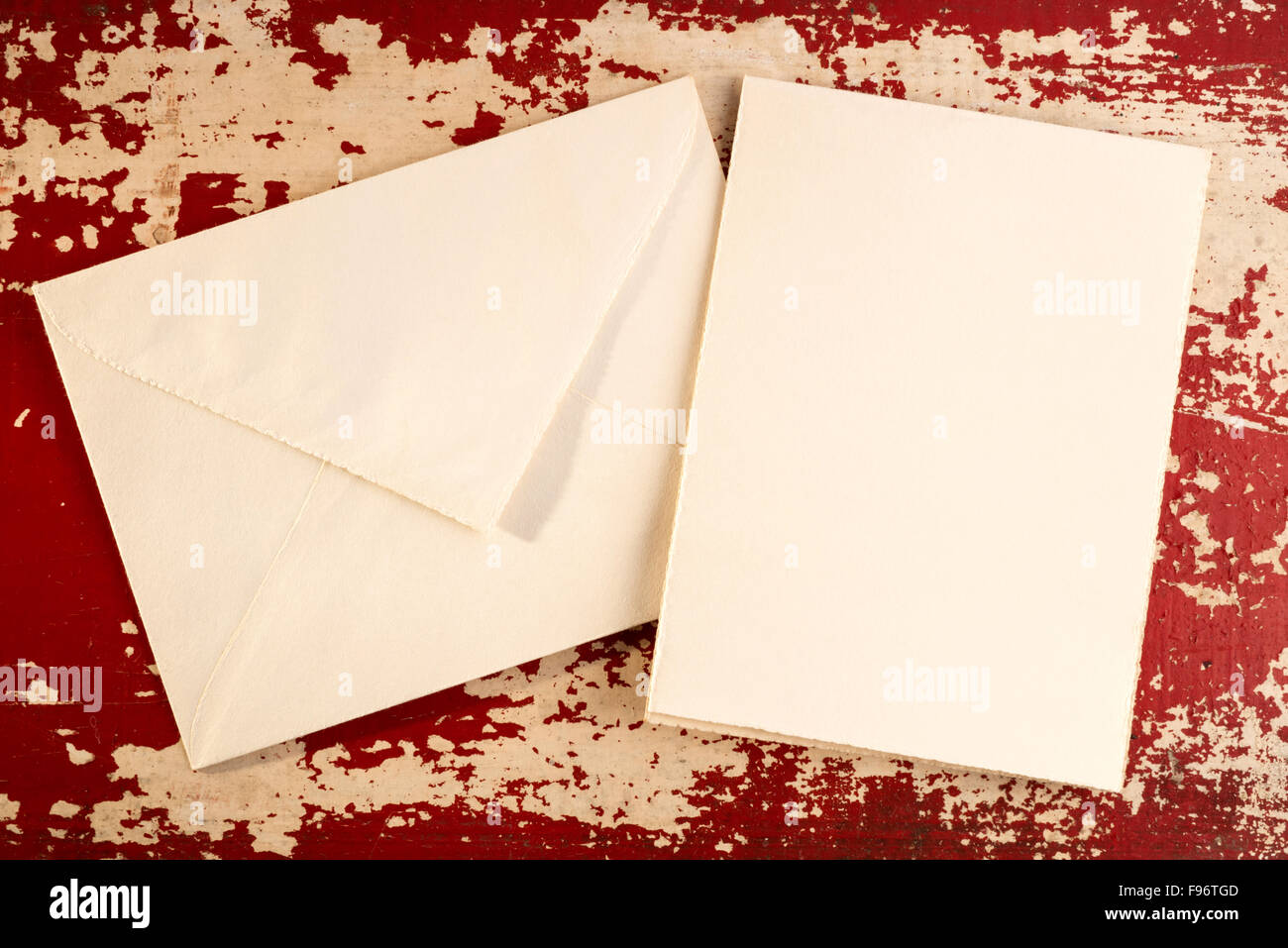 Vista superior de la tarjeta de felicitación Vintage concepto plantilla sobre papel con textura de madera Grunge antecedentes. Incluye el trazado de recorte. Foto de stock