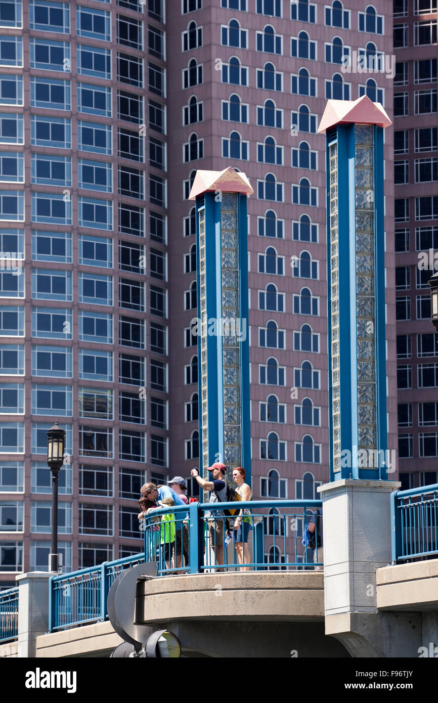 Los turistas se reunieron en un mirador de Evelyn Moakley Puente y enmarcada por un rascacielos posmoderno (2 lugar) en Internacional Foto de stock
