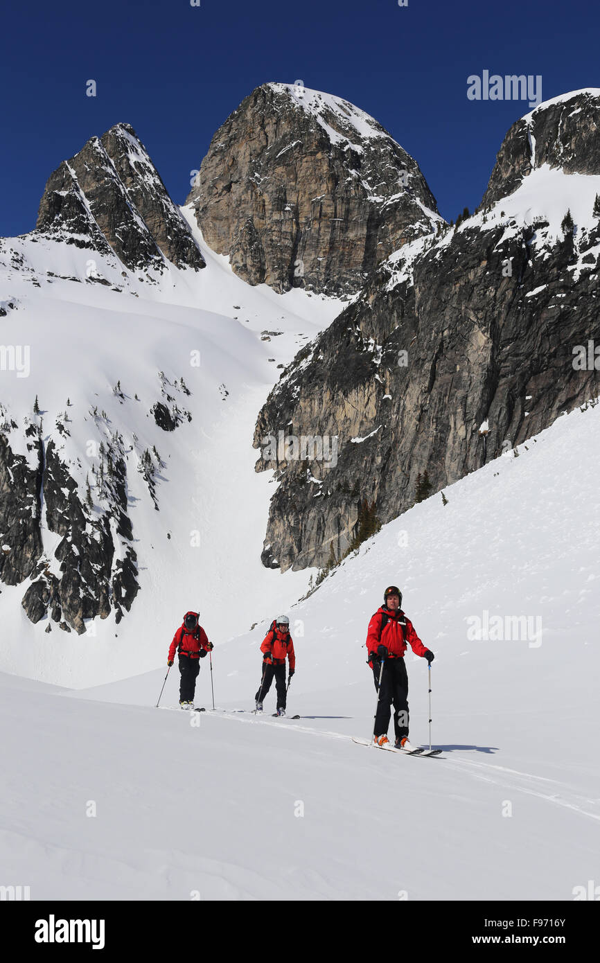 Un pequeño grupo de personas esquí de travesía en las nevadas cumbres de Valhalla Provincial Park, Columbia Británica, Canadá Foto de stock