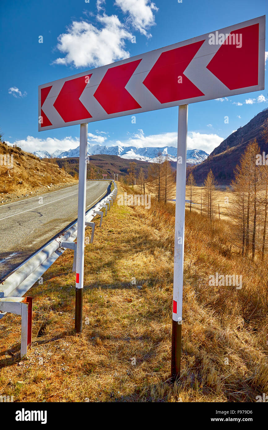 Señal de carretera de montaña Altai ruta federal M52 con el Norte Chuisky Ridge en fondo Foto de stock