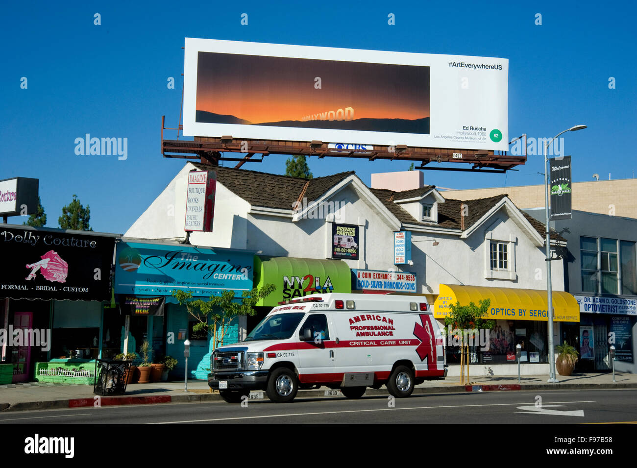 Un fino arte pintura de Ed Ruscha se reproduce en una cartelera comercial grande más de Ventura Blvd. En el Valle de San Fernando, área de Los Angeles, California durante el evento de arte por todas partes. Foto de stock