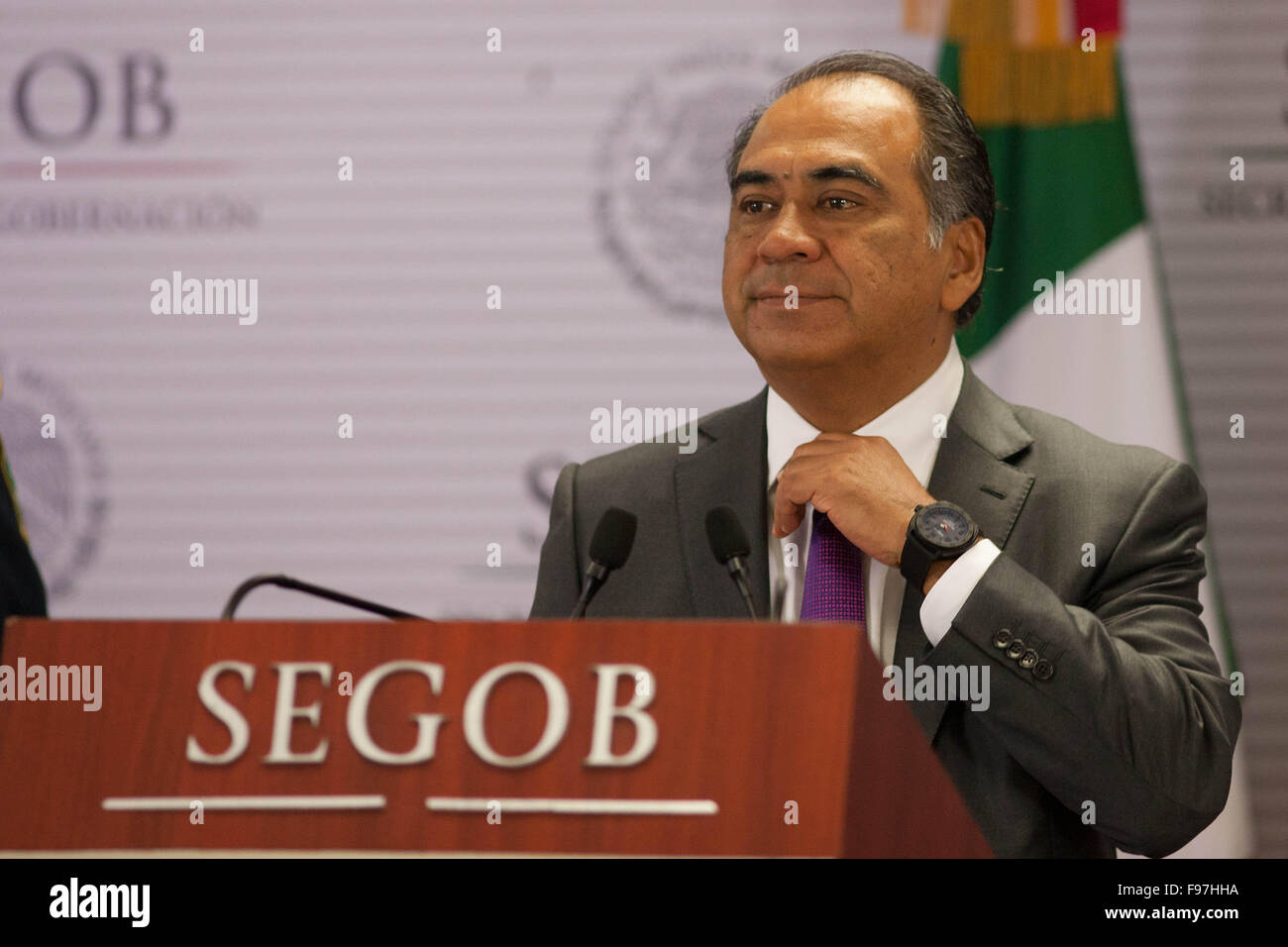 Ciudad de México, México. 14 de diciembre de 2015. El gobernador del estado de Guerrero, Héctor Astudillo Flores, participa en una conferencia de prensa en la Secretaría de la Gobernación, en la Ciudad de México, México. 14 de diciembre de 2015. El gobernador del estado de Guerrero, Héctor Astudillo Flores, participa en una conferencia de prensa en la Secretaría de la Gobernación, en la
