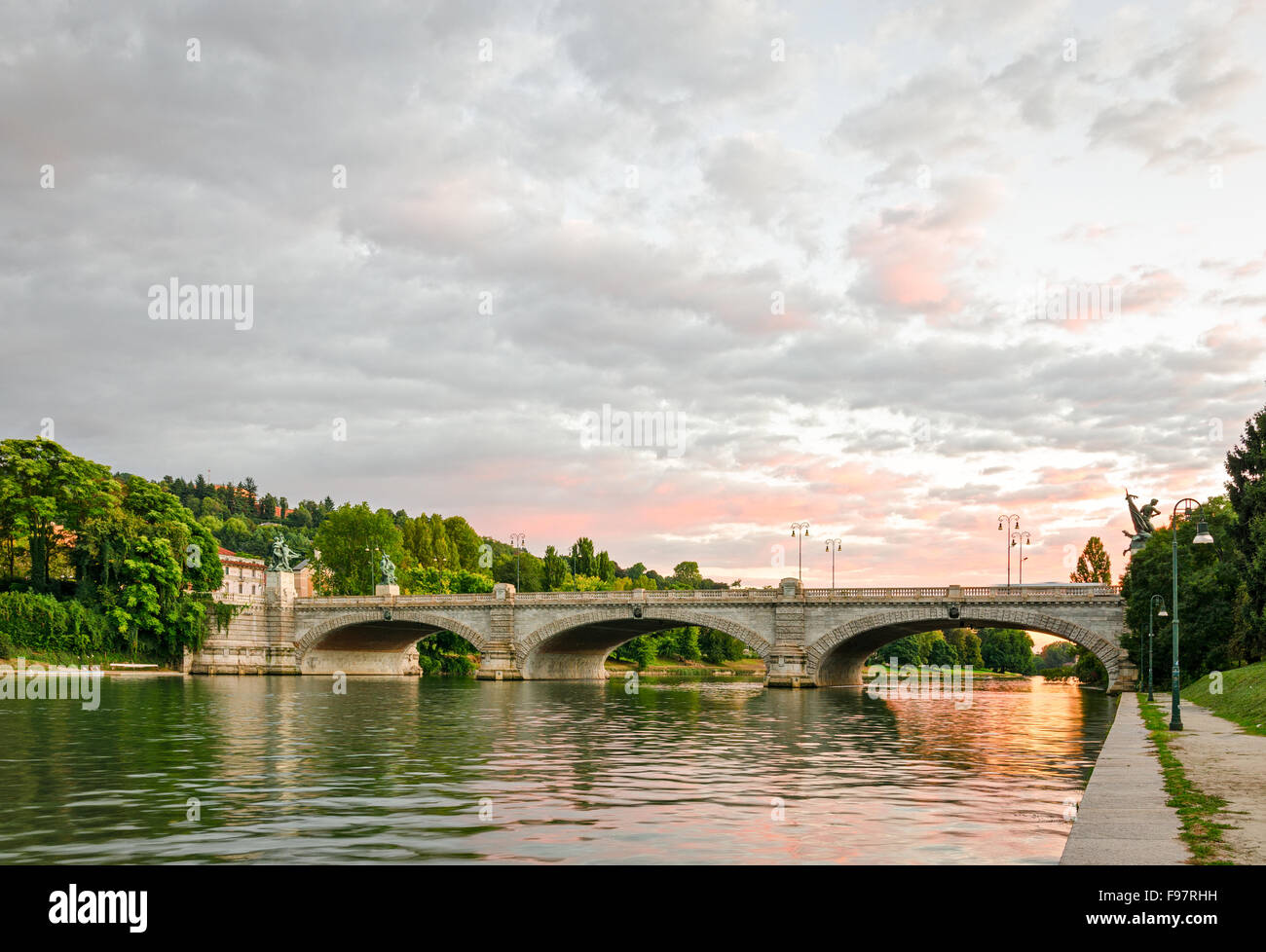 Turín (Torino), Puente Umberto I y el río Po al atardecer Foto de stock