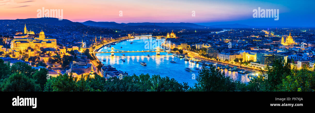 Budapest, Hungría. Panorama vista nocturna con Szechenyi Chain Bridge, el Castillo de Buda y el Parlamento Orszaghaz, sobre el río Danubio. Foto de stock