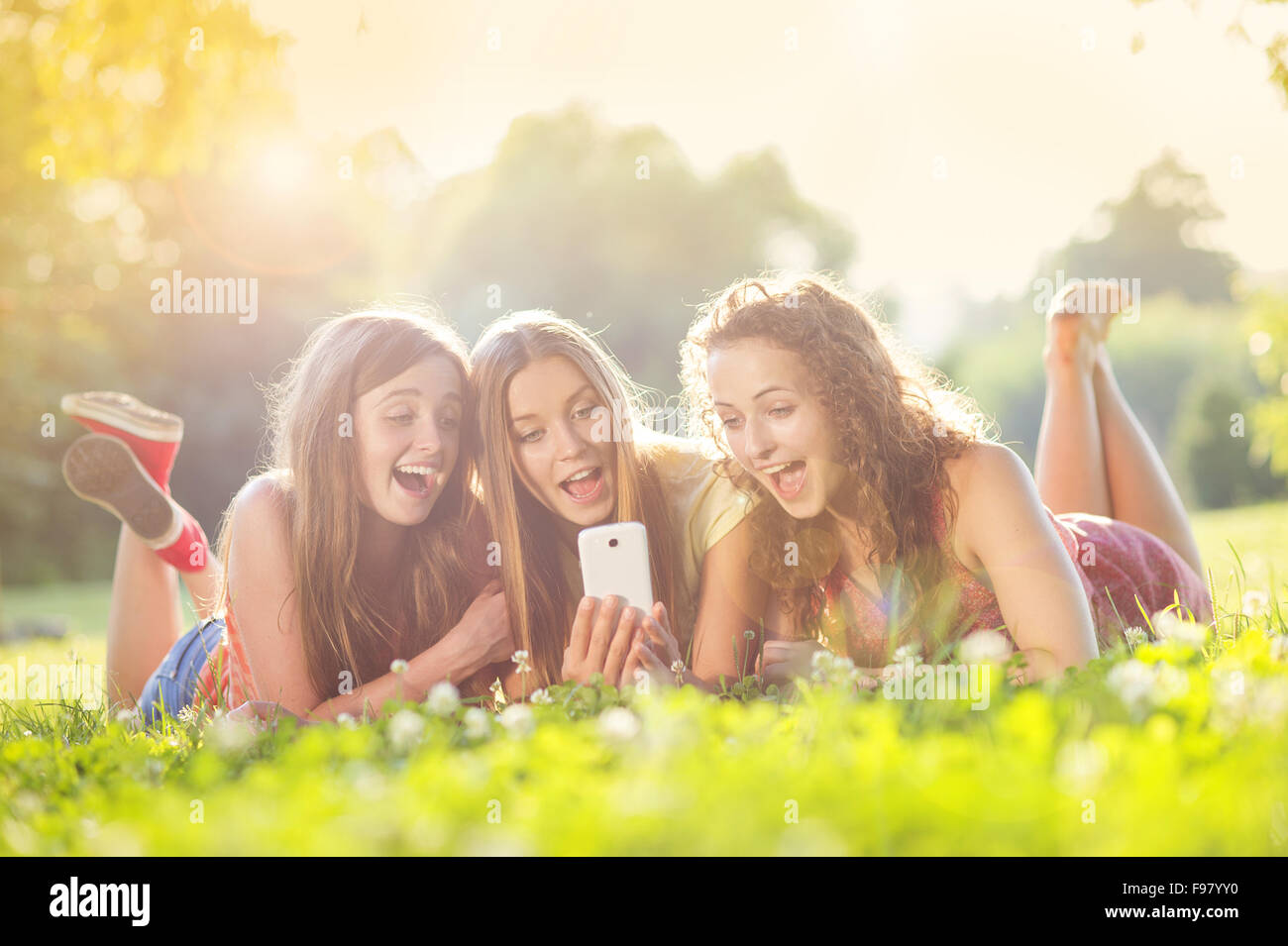Tres chicas lindas de moda fotografías e imágenes de alta resolución - Alamy