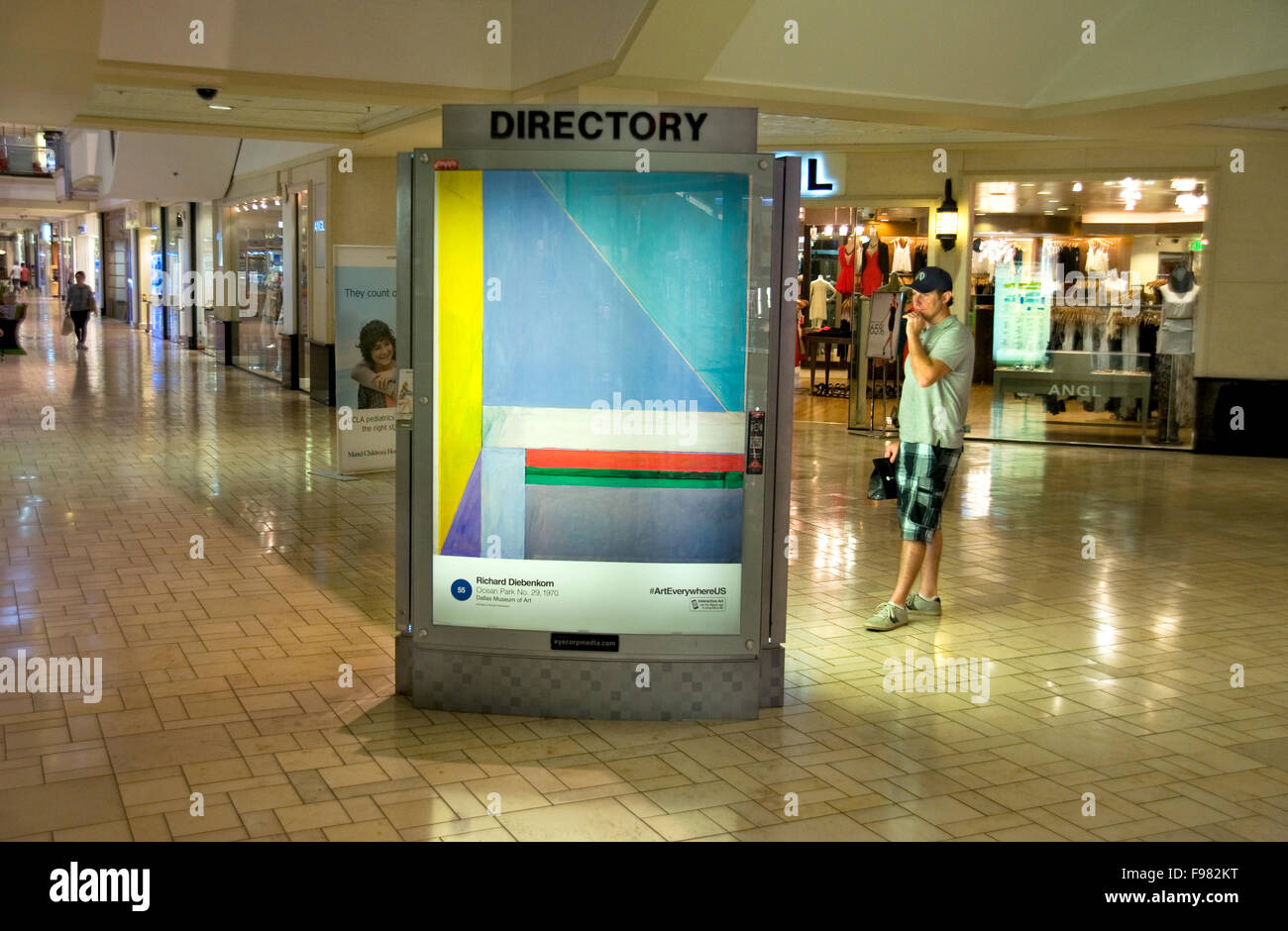 Un Richard Diebenkorn pintura aparece en una cartelera digital en un centro  comercial al oeste de Los Ángeles durante el evento de arte por todas  partes Fotografía de stock - Alamy