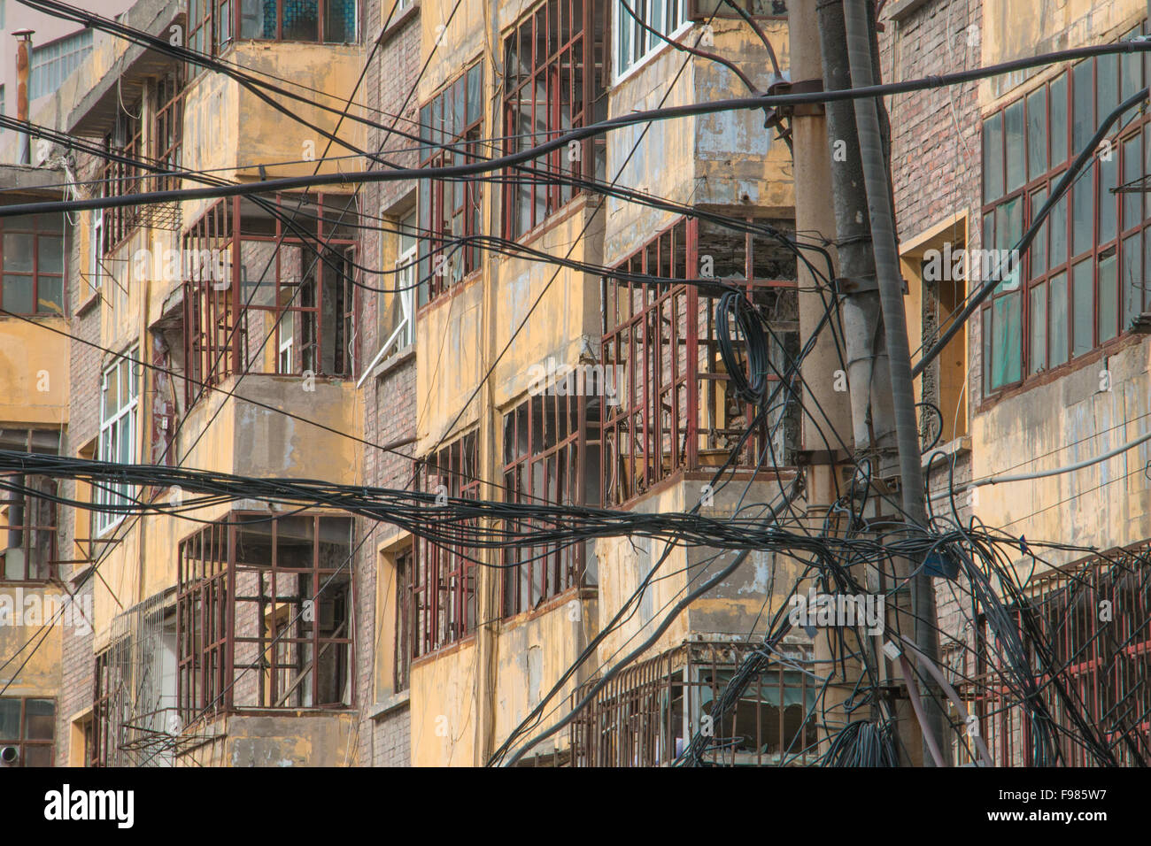 El caos de cables en frente de los apartamentos en Xinjiang, China Foto de stock