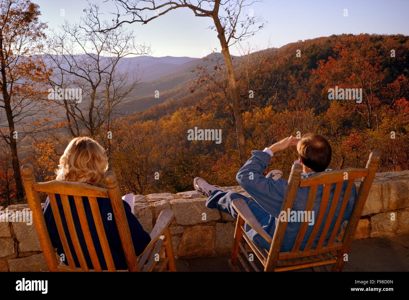 Disfrutando de una vista de las montañas Blue Ridge North Georgia desde un porche mecedora en Amicalola Falls State Park. Foto de stock