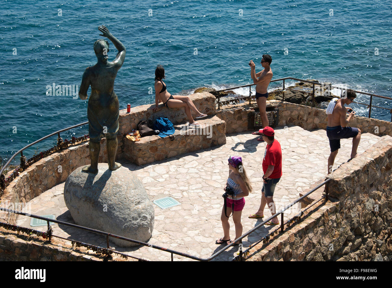 Monumento al Pescador con su esposa, Lloret de Mar, Costa Brava, provincia de Girona, Cataluña, España Foto de stock