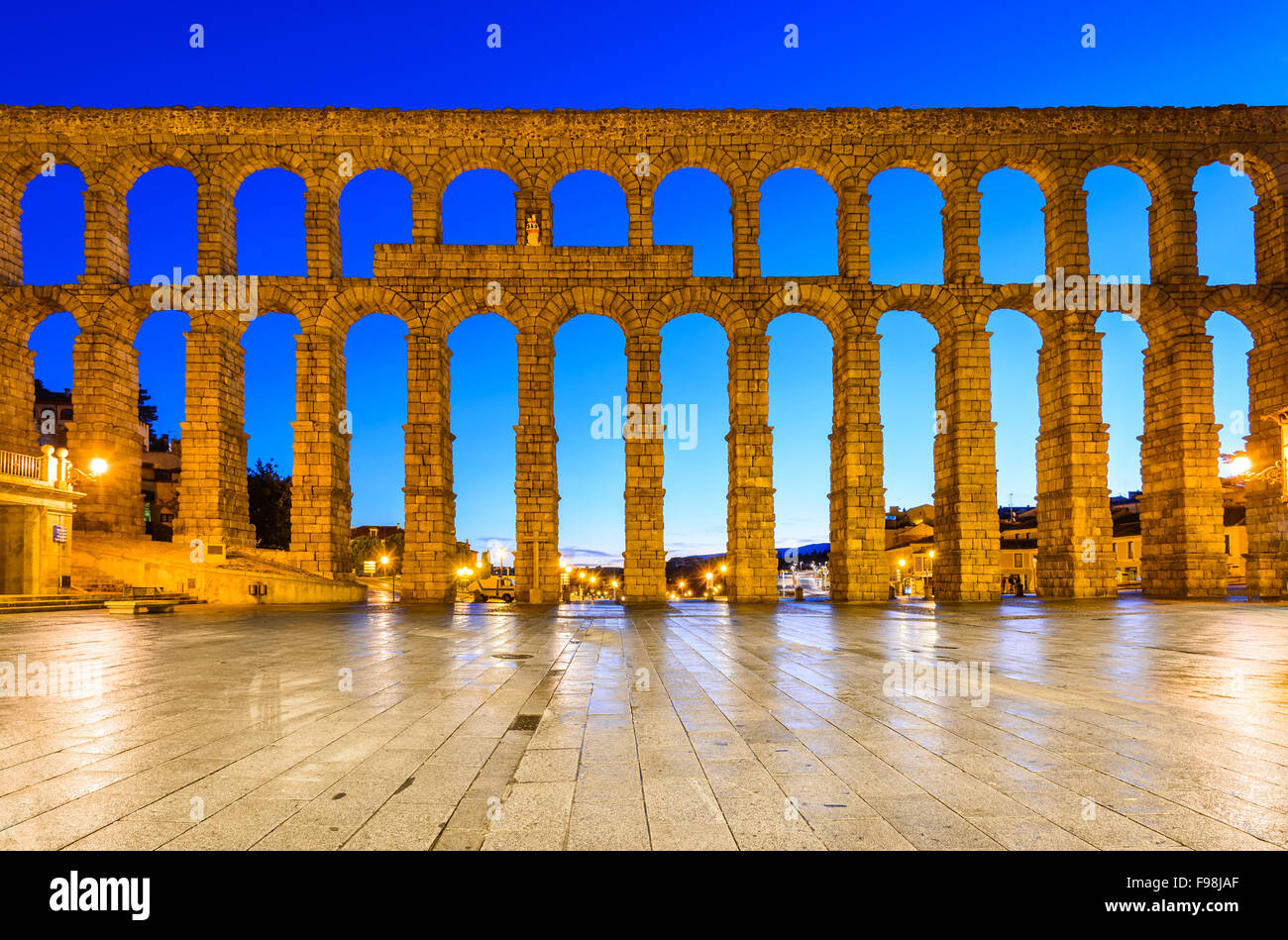 Segovia, España. La Plaza del Azoguejo y el antiguo acueducto romano, desde el siglo I A.C. del Imperio Romano. Foto de stock