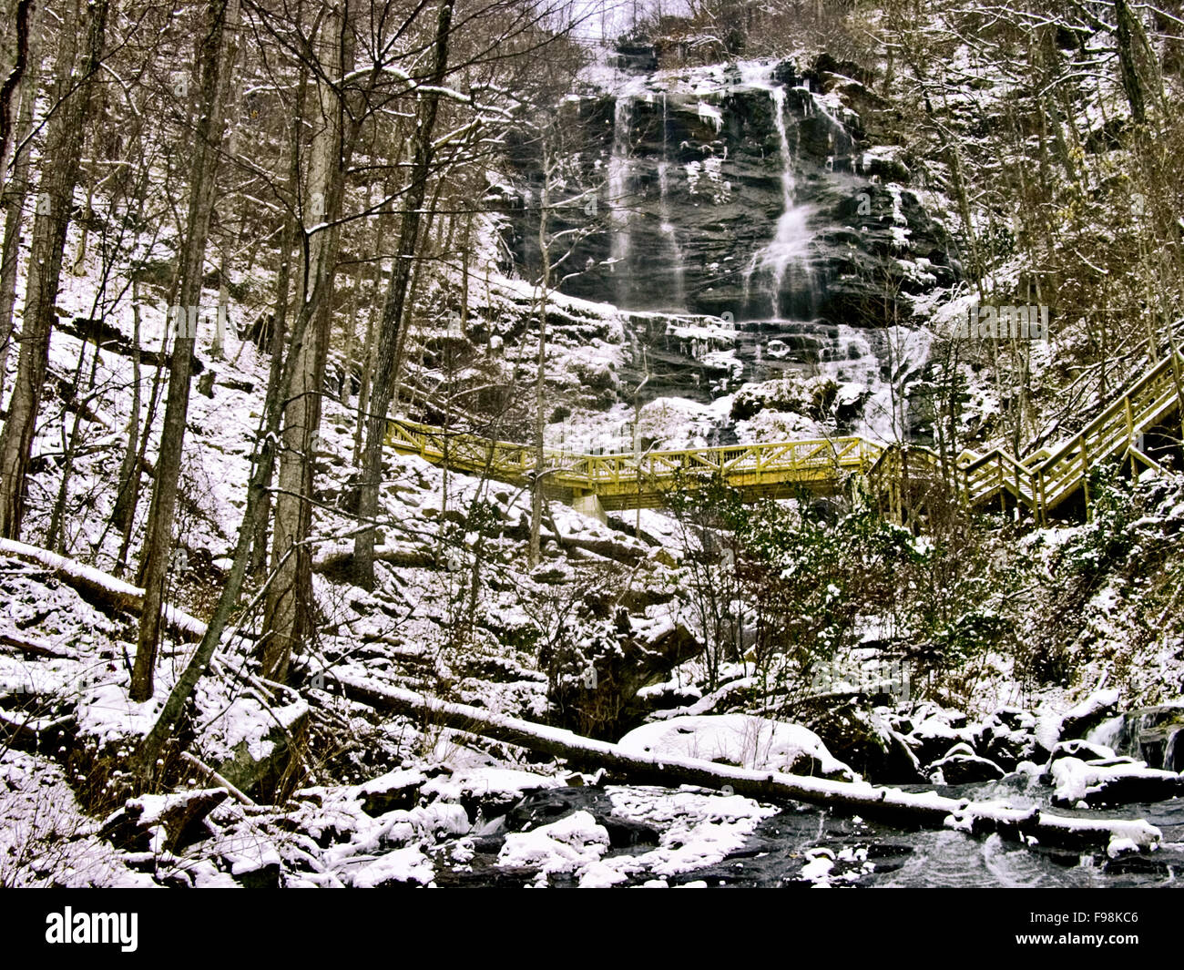 Cascadas y un bosque cubierto de nieve en Amicalola Falls State Park en las montañas Blue Ridge del norte de Georgia. Foto de stock