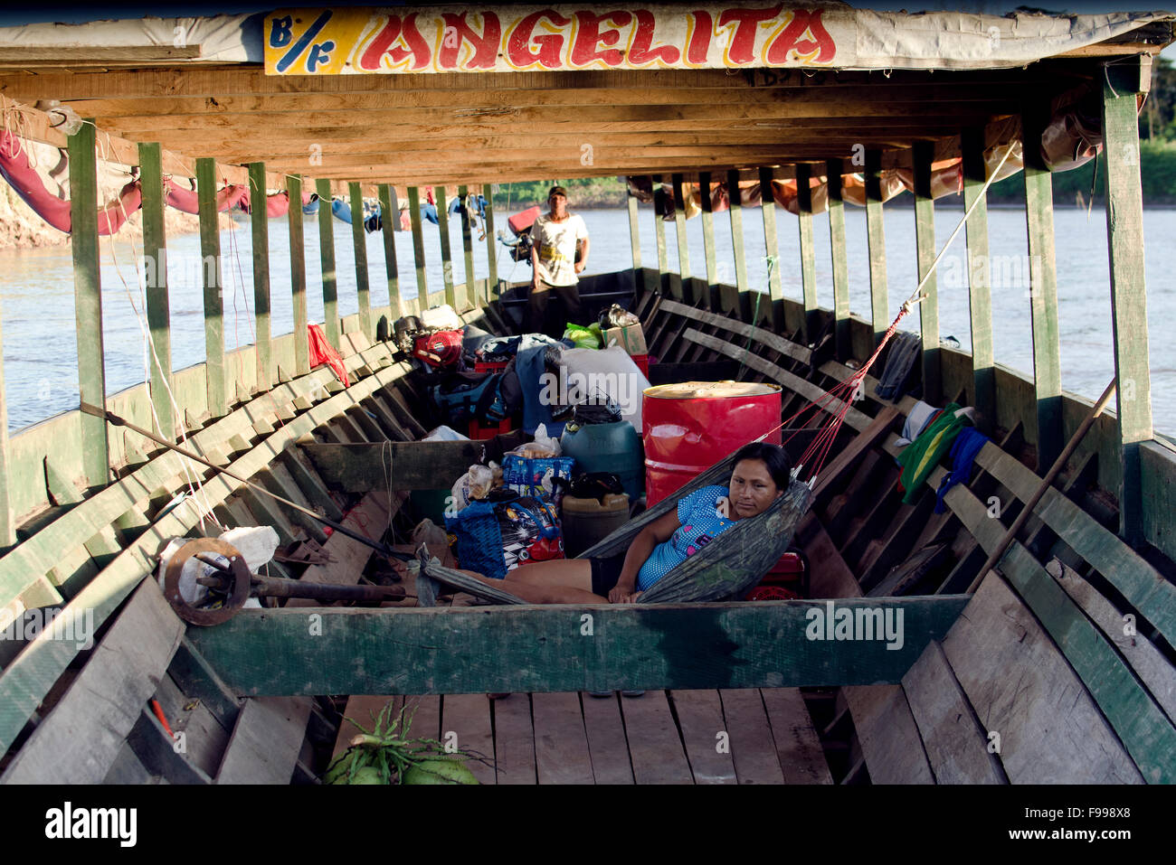 Barco en el Amazonas, río Pisqui, Perú Foto de stock