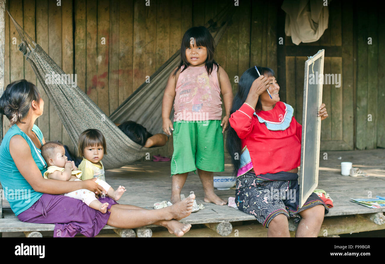 Familia ,Charashmana, Shipibo tribu remota aldea en un río Pisqui ,selva Amazónica Perú Foto de stock